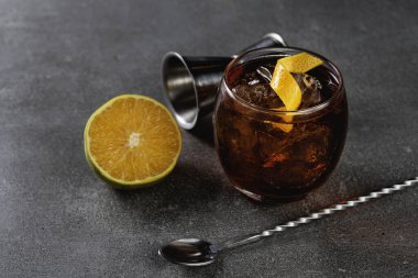 Taş arka planda gri renkte bulvarda kokteyl.