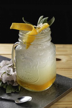 Sığınak telif hakkı içeceğini gri arkaplanlı taşların üzerine koy.