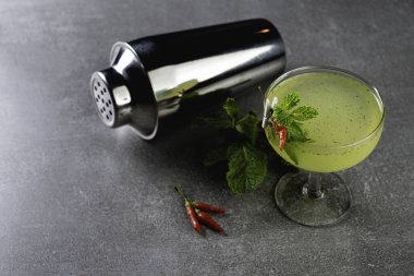 Gri taş arka planda ateş telif hakkı içeceğiyle oyna.