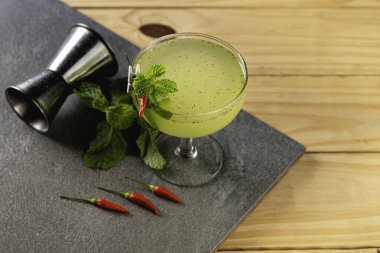 Gri taş arka planda ateş telif hakkı içeceğiyle oyna.