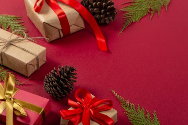 Yaratıcı Noel konsepti. Kırmızı arkaplan.