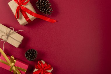 Yaratıcı Noel konsepti. Kırmızı arkaplan.