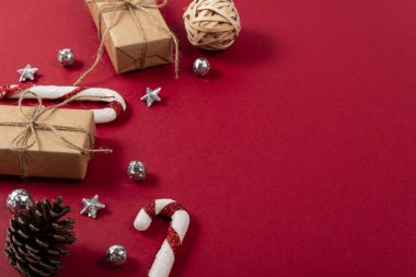 Yaratıcı Noel konsepti. Kırmızı arkaplan.