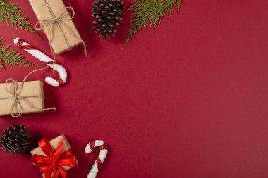 Yaratıcı Noel konsepti. Kırmızı arkaplan.