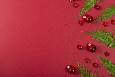 Yaratıcı Noel konsepti. Kırmızı arkaplan.