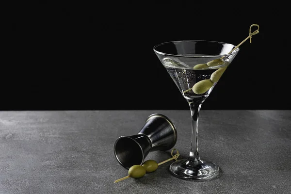 Arkaplanda yeşil zeytinli sek sek martini iç..