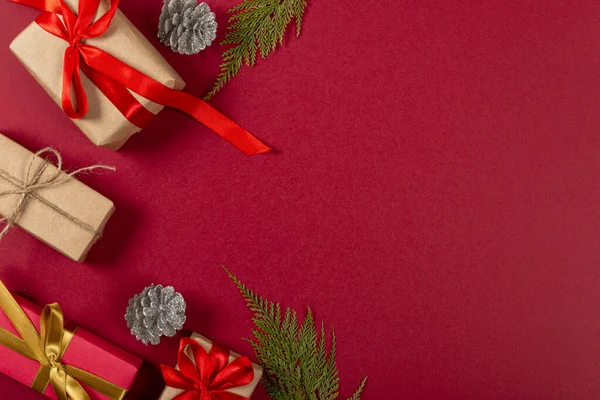 Kreatives Weihnachtskonzept Roter Hintergrund — Stockfoto