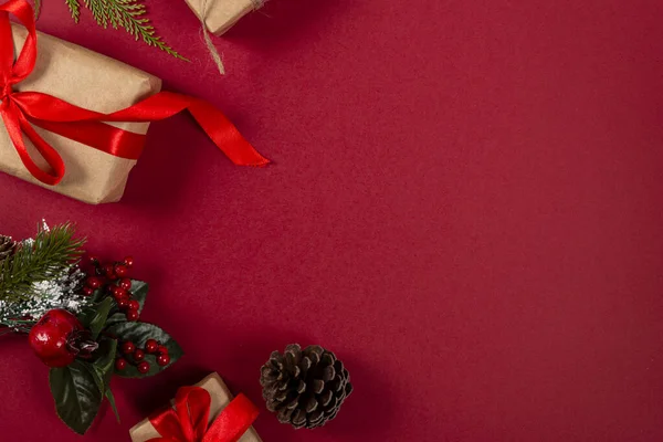 創造的なクリスマスの概念 赤の背景 — ストック写真