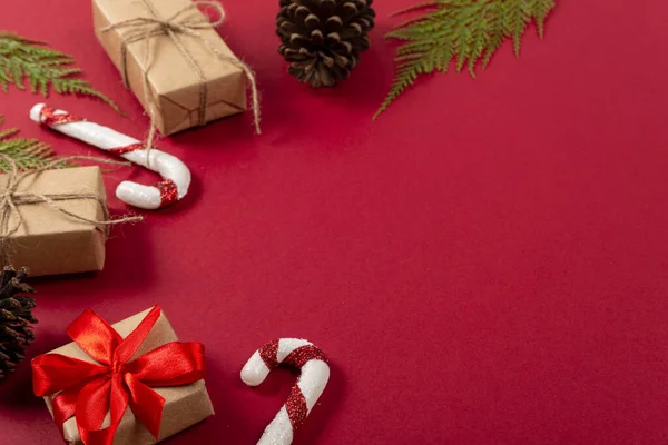 創造的なクリスマスの概念 赤の背景 — ストック写真