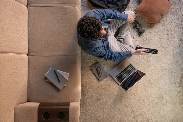 Latijnse Man Zoek Naar Een Zender Zijn Televisie Tijdens Een — Stockfoto