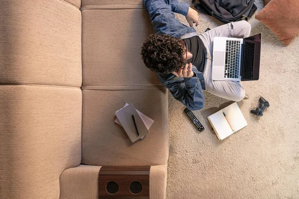 Hombre Hispano Hablando Por Teléfono Resolviendo Problemas Trabajo Concepto Trabajo — Foto de Stock