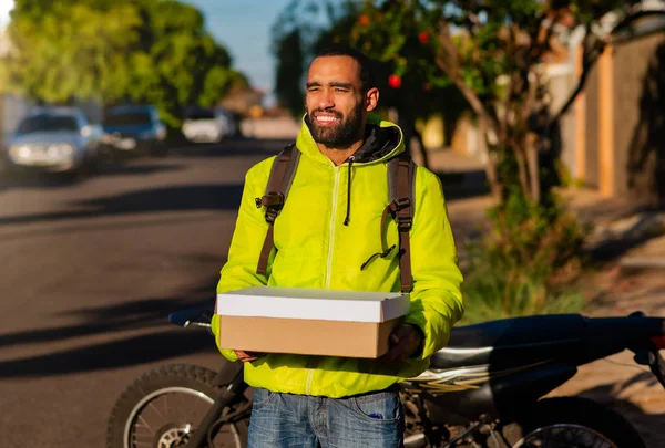 Retrato Del Repartidor Con Caja Pedidos — Foto de Stock