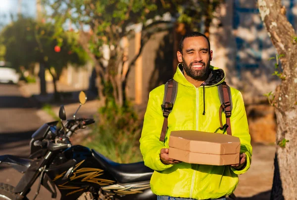 Motoboy Afroamericano Con Cajas Pizza Para Entrega —  Fotos de Stock