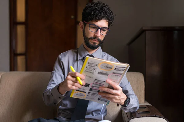 Joven Sentado Sofá Buscando Trabajo Concepto Fracaso Despido — Foto de Stock