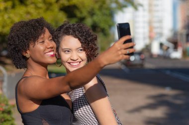 Arkadaşlar gezintiye çıkarken selfie çekiyorlar..