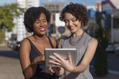 Genç arkadaşlar video görüşmesi yapıyor..