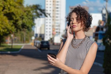 Şehir turnesinde müziği seven bir kadın.