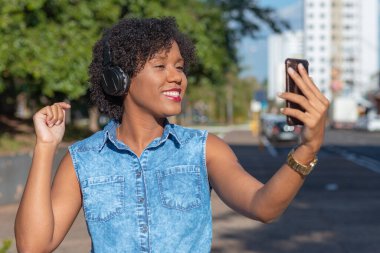 Genç bir kadın video görüşmesi yaparken eğleniyor..