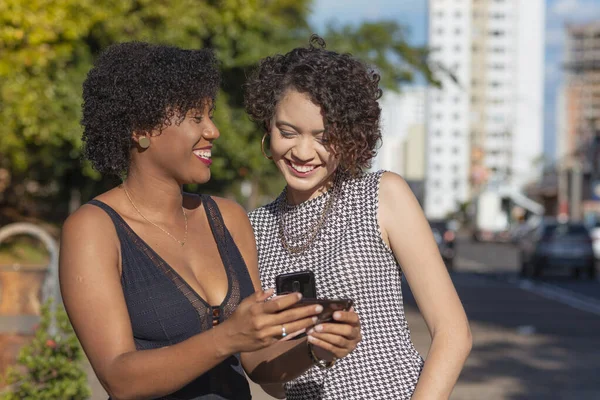 Jóvenes Amigas Revisando Mensajes Smartphone — Foto de Stock