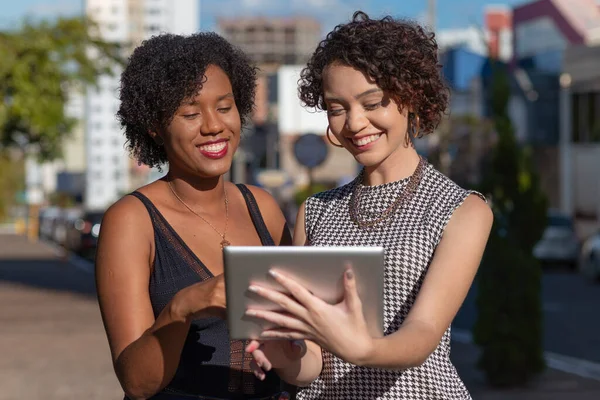 Jóvenes Amigos Haciendo Videollamada — Foto de Stock