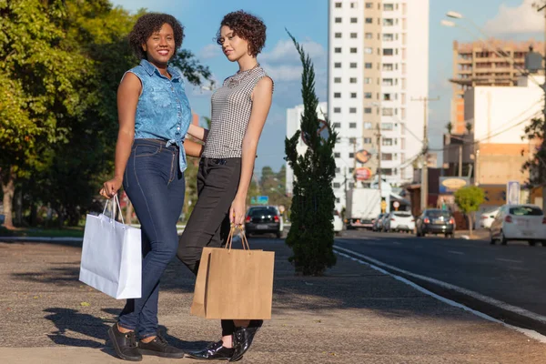 Mujeres Jóvenes Paseando Por Ciudad Con Bolsas Compras — Foto de Stock