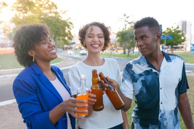 Dostlar kutlama için toplandı.
