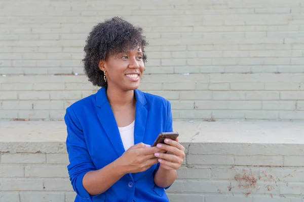 Mujer Negocios Mirando Con Teléfono Celular Sus Manos — Foto de Stock