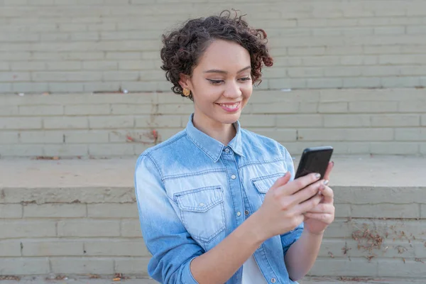 Mujer Joven Usando Móvil Calle — Foto de Stock