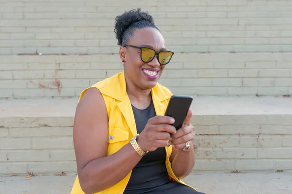 Senior Mujer Negocios Riendo Mientras Usa Teléfono Celular Sentado Escalera — Foto de Stock