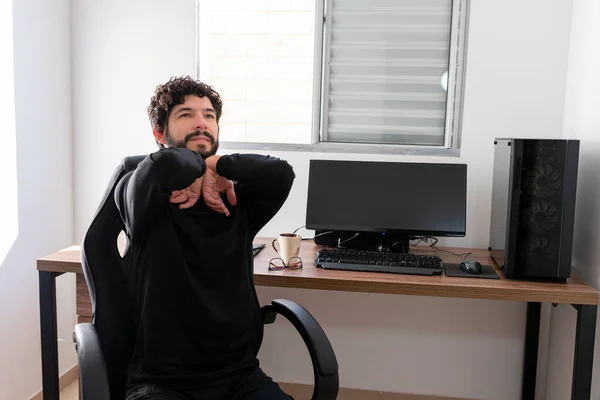 Joven Lugar Trabajo Haciendo Estiramientos Concepto Casa — Foto de Stock