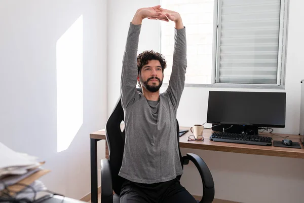 Hombre Hispano Haciendo Estiramientos Oficina Del Hogar Trabajo Casa Concepto — Foto de Stock