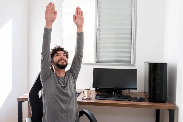 Guapo Latino Haciendo Estiramiento Lado Escritorio — Foto de Stock