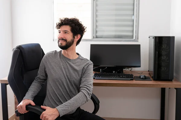 Latina Tocando Estirándose Junto Escritorio — Foto de Stock