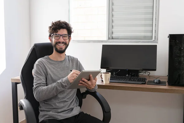 Hombre Hispano Oficina Trabajando Con Tableta Mirando Cámara Sonriendo Concepto — Foto de Stock