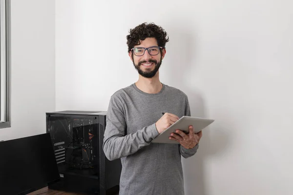 Programador Oficina Trabajando Con Tableta Mirando Cámara Sonriendo Concepto Oficina — Foto de Stock