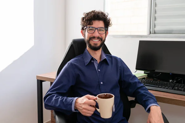 Hombre Latino Oficina Sosteniendo Una Taza Las Manos Mirando Cámara — Foto de Stock