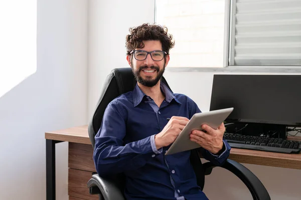 Empresario Oficina Usando Tableta Mirando Cámara Sonriendo Concepto Oficina — Foto de Stock