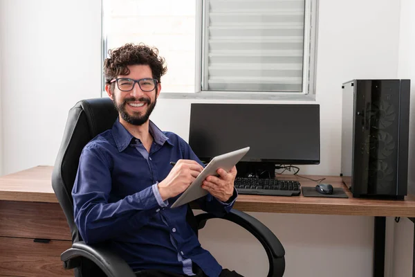 Hombre Hispano Oficina Usando Tableta Mirando Cámara Sonriendo Concepto Oficina — Foto de Stock