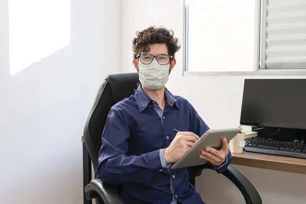 Empresario Que Trabaja Oficina Con Máscara Protectora Usando Tableta Concepto — Foto de Stock
