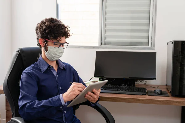 Empresario Que Trabaja Oficina Con Máscara Protectora Usando Tableta Covid — Foto de Stock