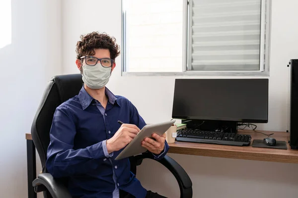 Empresario Que Trabaja Oficina Con Máscara Protectora Usando Tableta Covid — Foto de Stock