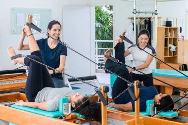 Anne ve kızına rehberlik eden pilates hocaları. Refah kavramı.
