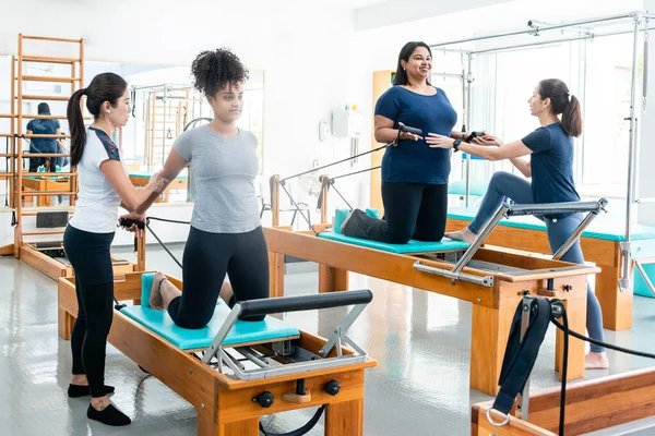 Pilates sınıfındaki öğretmenler ve öğrenciler. Refah kavramı.