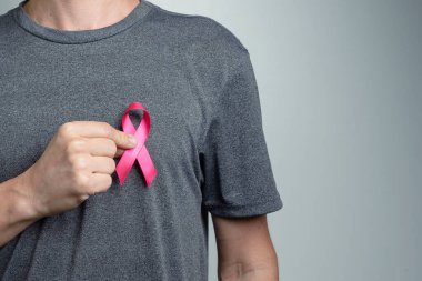 Adam gömleğine kırmızı kurdele takıyor. Bilinç sembolü.