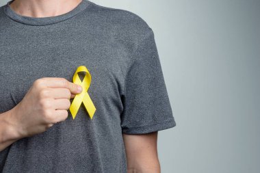 Tişörtüne yeşil kurdele takan bir adam. Bilinç sembolü.