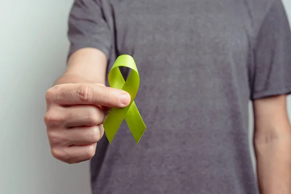 Hombre Mostrando Turquesa Cinta Color Verde Azulado Cinta Sensibilización — Foto de Stock