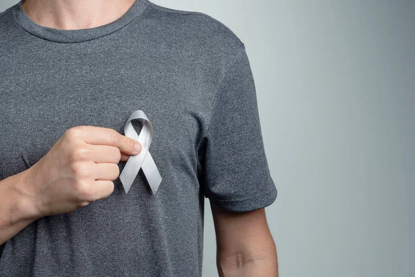 Man Putting Gray Ribbon His Shirt Awareness Symbol — Stock Photo, Image