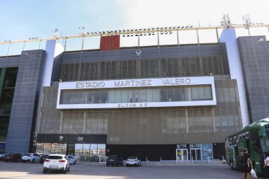 Elche, Alicante, İspanya - 2 Eylül 2025 Elche CF 'nin Martinez Valero Stadyumu Yazın güneşli bir gününde