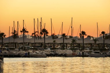 Santa Pola, Alicante, İspanya - 5 Eylül 2025: Santa Pola limanına demir atmış balıkçı tekneleri gün batımında