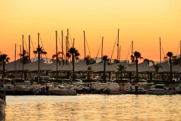 Santa Pola, Alicante, İspanya - 5 Eylül 2025: Santa Pola limanına demir atmış balıkçı tekneleri gün batımında